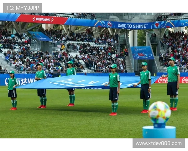 哈维西蒙斯的足球之路：从青训天才到职业赛场的闪耀明星