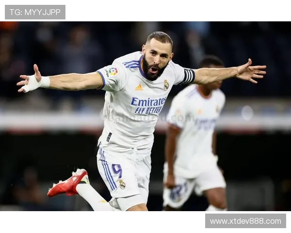 本泽马在足球历史中的地位与影响力探讨：从天才少年到世界级前锋的蜕变之路